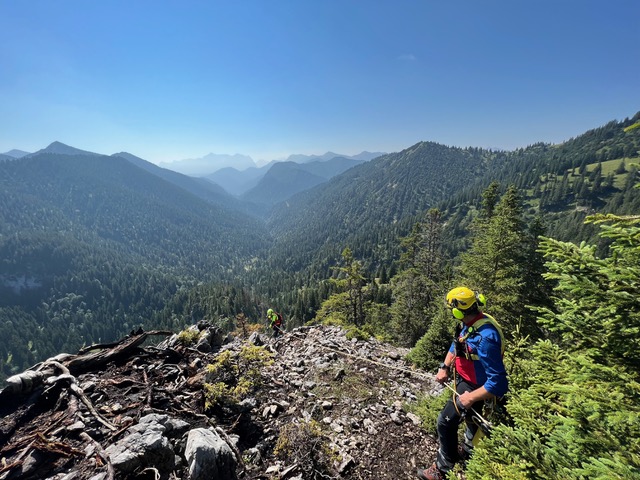 Bergwacht sichert Feuerwehr am Berg bei Vegetationsbrand
