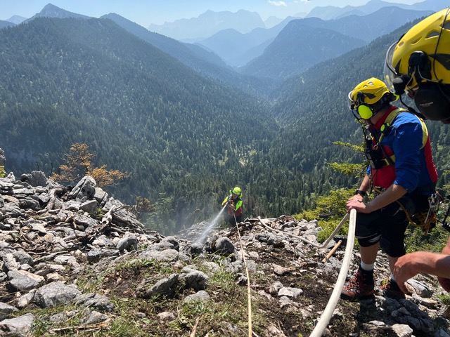 Bergwacht sichert und unterstützt Feuerwehr am Berg bei Vegetationsbrand,